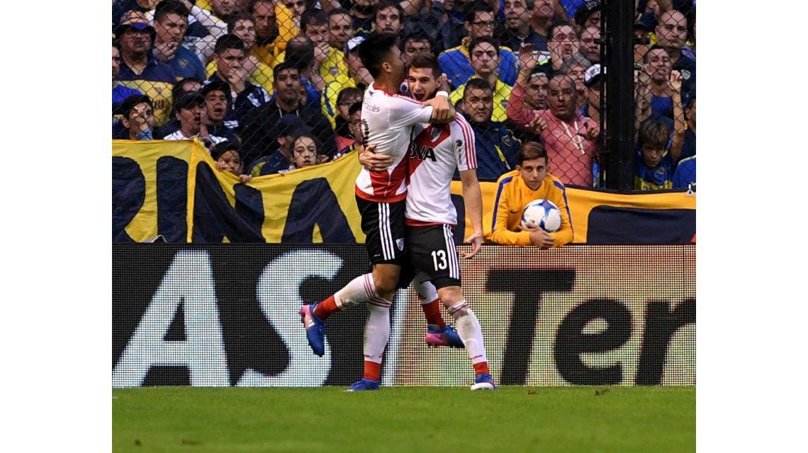 Alario celebra su tanto mientras los hinchas de Boca sufren Alario celebra su tanto mientras los hinchas de Boca sufren