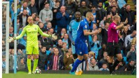 El reclamo de Willy Caballero y la polémica decisión del árbitro El reclamo de Willy Caballero y la polémica decisión del árbitro
