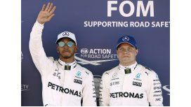 Lewis Hamilton celebra la primera posición junto a su compañero de equipo Valtteri Bottas Lewis Hamilton celebra la primera posición junto a su compañero de equipo Valtteri Bottas