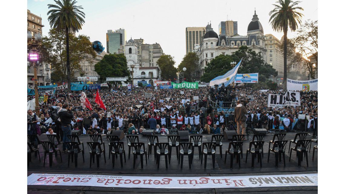Masiva convocatoria de organizaciones políticas y sociales en repudio al beneficio al 2x1 a los genocidas. Masiva convocatoria de organizaciones políticas y sociales en repudio al beneficio al 2x1 a los genocidas.