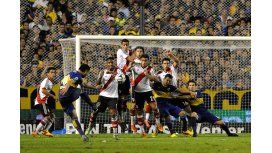 La magistral pegada de Riquelme, en este caso ante River en 2014 La magistral pegada de Riquelme, en este caso ante River en 2014