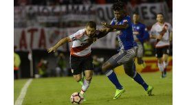 La lucha de Rodrigo Mora con un jugador del Emelec La lucha de Rodrigo Mora con un jugador del Emelec