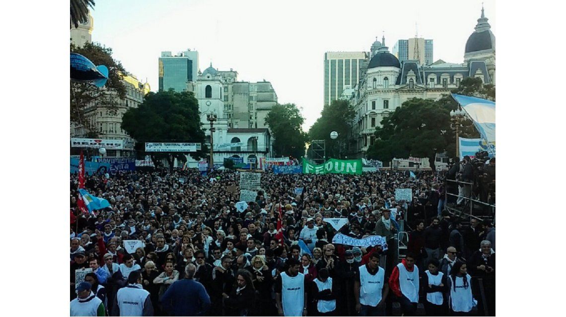 La Plaza de Mayo La Plaza de Mayo