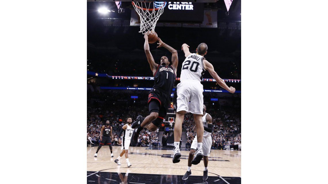 Emanuel Ginóbili defiende ante Trevor Ariza Emanuel Ginóbili defiende ante Trevor Ariza