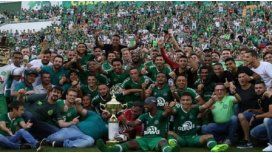 El plantel celebra la obtención de un nuevo título, el más emotivo El plantel celebra la obtención de un nuevo título, el más emotivo