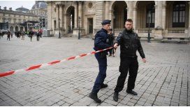 Evacuaron la explanada del Louvre, ante la presencia de bolsos sospechosos Evacuaron la explanada del Louvre, ante la presencia de bolsos sospechosos