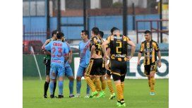 El campo de juego no soportó tanta lluvia El campo de juego no soportó tanta lluvia