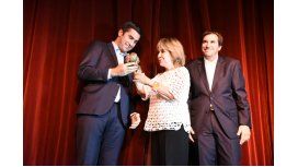 Manuel Mosca le entrega el premio a Virginia Lago Manuel Mosca le entrega el premio a Virginia Lago