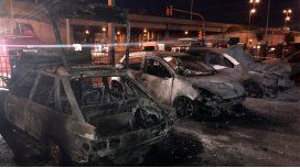 Se incendiaron cuatro autos en el hospital Posadas. Foto @marcelodellisola Se incendiaron cuatro autos en el hospital Posadas. Foto @marcelodellisola