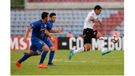 Pepe Sand, llevándose la pelota ante dos rivales de Zulia Pepe Sand, llevándose la pelota ante dos rivales de Zulia