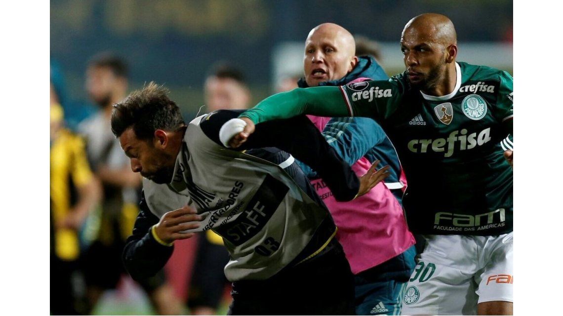 Felipe Melo golpea a Matías Mieres Felipe Melo golpea a Matías Mieres