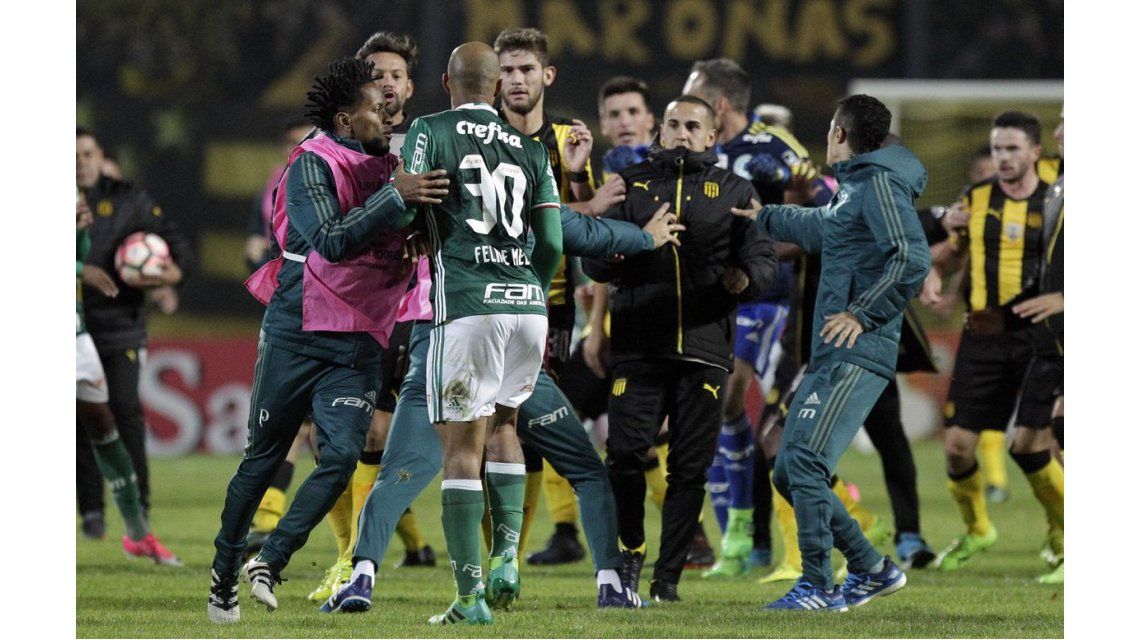 Felipe Melo increpa a los futbolistas de Peñarol Felipe Melo increpa a los futbolistas de Peñarol