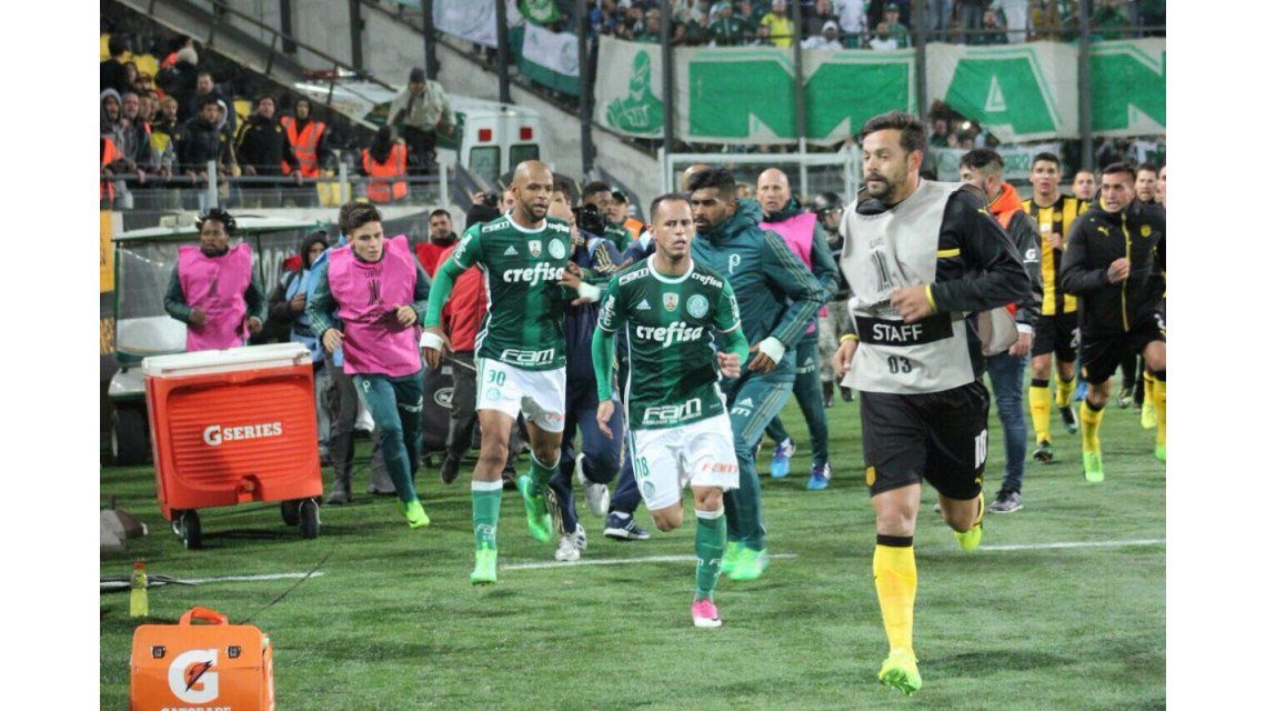 Matías Mieres corre tras el acoso de los jugadores de Palmeiras Matías Mieres corre tras el acoso de los jugadores de Palmeiras