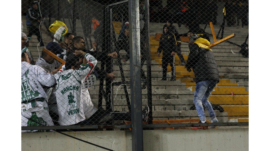 Hinchas de Palmeiras se defienden tras las rejas Hinchas de Palmeiras se defienden tras las rejas