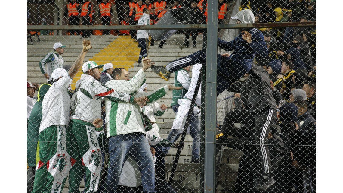 Hinchas de Peñarol rompieron el vallado divisorio en la tribuna del Centenario Hinchas de Peñarol rompieron el vallado divisorio en la tribuna del Centenario