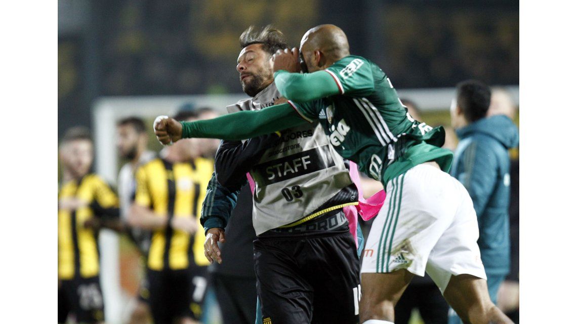 Felipe Melo le propinó un golpe de puño a Matías Mier Felipe Melo le propinó un golpe de puño a Matías Mier