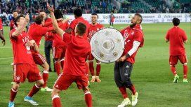 Con el chileno Vidal a la cabeza, el Bayern celebra el pentacampeonato Con el chileno Vidal a la cabeza, el Bayern celebra el pentacampeonato