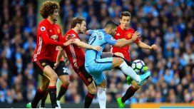 El Kun Agüero, ante la marca de tres jugadores del Manchester United El Kun Agüero, ante la marca de tres jugadores del Manchester United