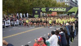 El momento de la multitudinaria largada de la carrera El momento de la multitudinaria largada de la carrera