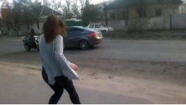 Una joven se puso a bailar en la calle y provocó un accidente Una joven se puso a bailar en la calle y provocó un accidente