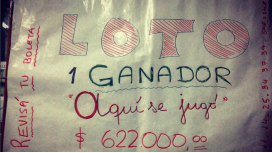 El cartel que está colgado en la puerta del local El cartel que está colgado en la puerta del local