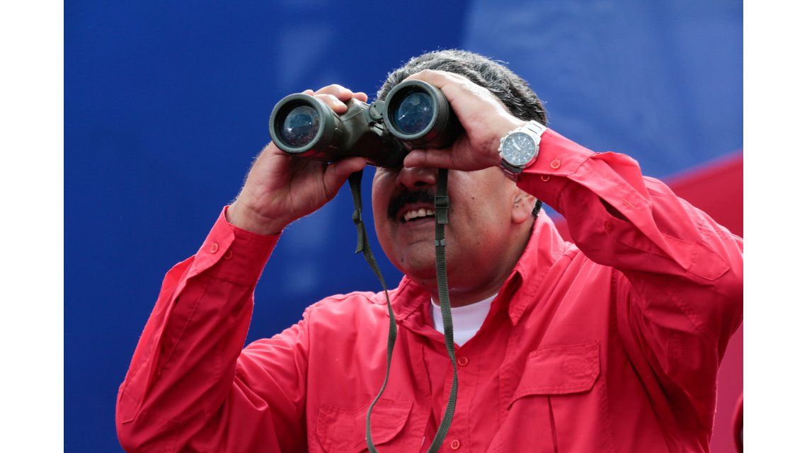 Nicolás Maduro observando con largavistas la marcha de los chavistas Nicolás Maduro observando con largavistas la marcha de los chavistas