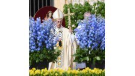 Francisco celebra con los fieles la Misa de Pascua Francisco celebra con los fieles la Misa de Pascua