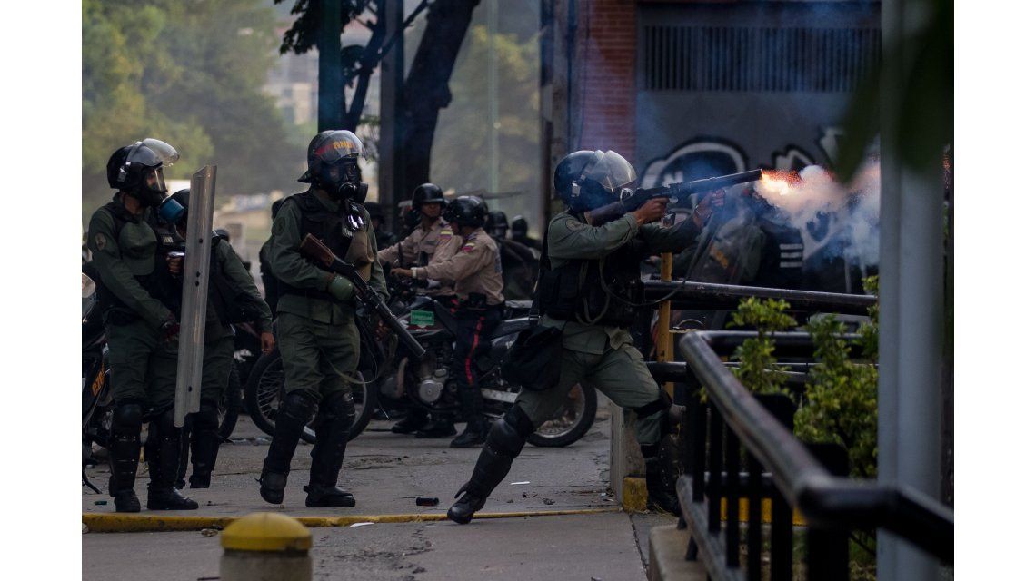 Militares chocaron con opositores a Nicolás Maduro Militares chocaron con opositores a Nicolás Maduro