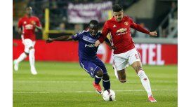 El argentino Rojo, luchando contra un rival del Anderlecht El argentino Rojo, luchando contra un rival del Anderlecht