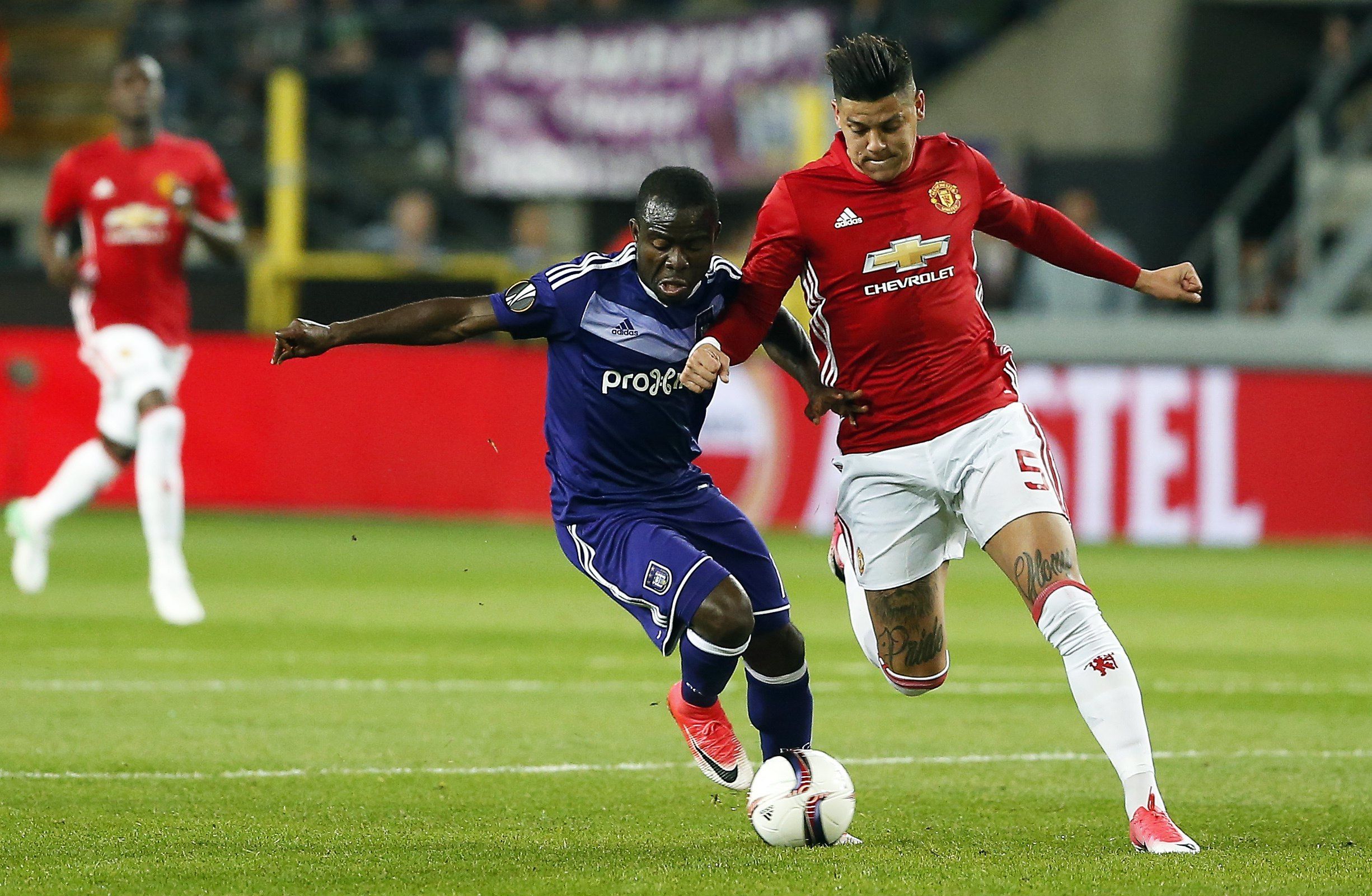 El argentino Rojo, luchando contra un rival del Anderlecht<br>