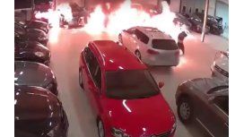 Quiso quemar autos y se prendió fuego Quiso quemar autos y se prendió fuego