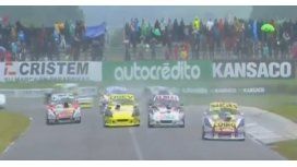 La carrera se corrió bajo una intensa lluvia La carrera se corrió bajo una intensa lluvia