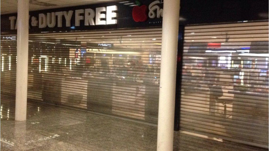 Los comercios en los aeropuertos cerraron las persianas Los comercios en los aeropuertos cerraron las persianas