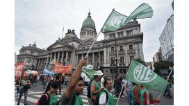 A las 17 están previstos los discursos de Micheli y Yasky, como corolario de la protesta. A las 17 están previstos los discursos de Micheli y Yasky, como corolario de la protesta.