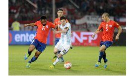 Lionel Messi luchando con Beausejour en el partido disputado en Santiago de Chile Lionel Messi luchando con Beausejour en el partido disputado en Santiago de Chile