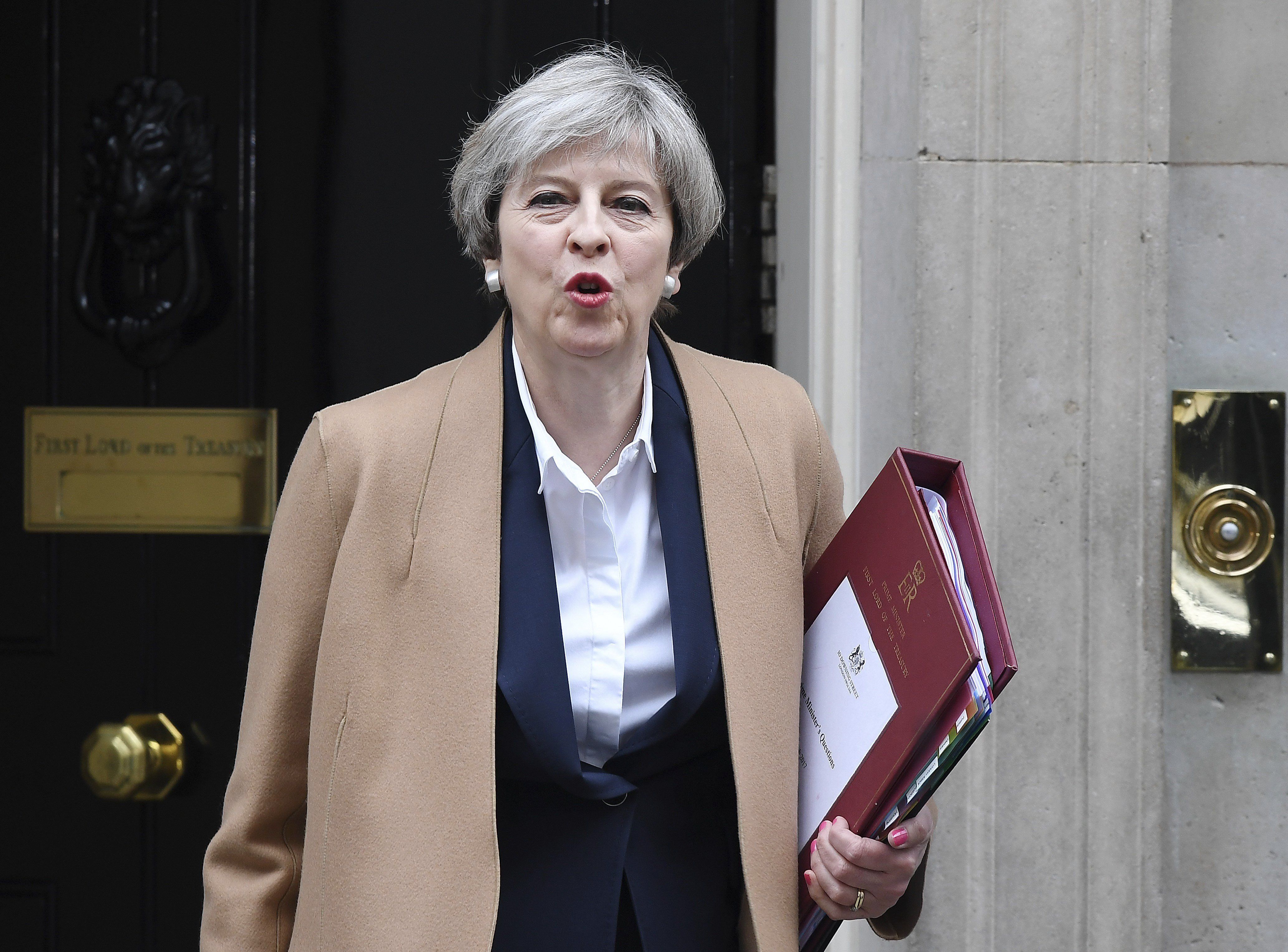 Theresa May con la carta<br>