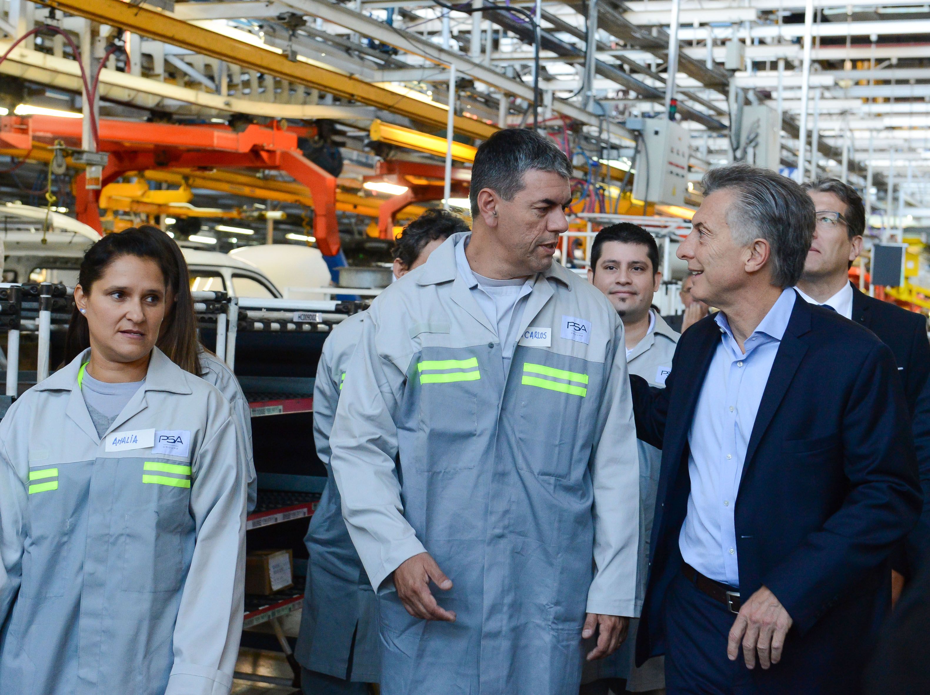Macri visitó una fábrica y los trabajadores lo recibieron con abucheos