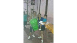 Un intendente regaló escobas y cestos para ropa por el Día de la Mujer Un intendente regaló escobas y cestos para ropa por el Día de la Mujer