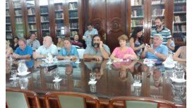 Los docentes bonaerenses, a la espera en el Ministerio de Economía provincial Los docentes bonaerenses, a la espera en el Ministerio de Economía provincial
