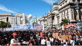 Al menos 50 mil docentes se concentran en el Ministerio de Educación Al menos 50 mil docentes se concentran en el Ministerio de Educación