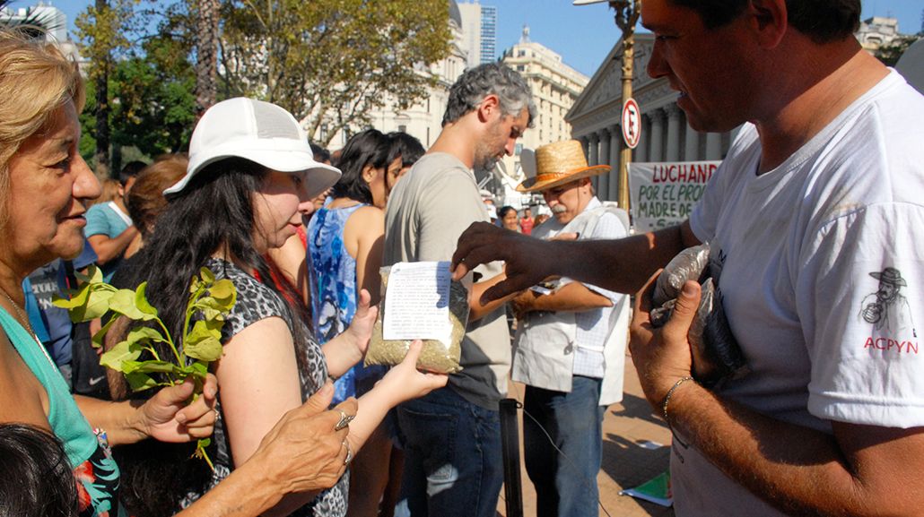 <p>Yerbateros en una protesta en Plaza de Mayo</p>