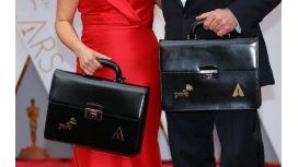 Martha Ruiz y Brian Cullinan portaban los maletines con los ganadores Martha Ruiz y Brian Cullinan portaban los maletines con los ganadores