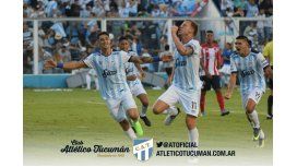 El grito del goleador Menéndez, con Zampedri por detrás El grito del goleador Menéndez, con Zampedri por detrás