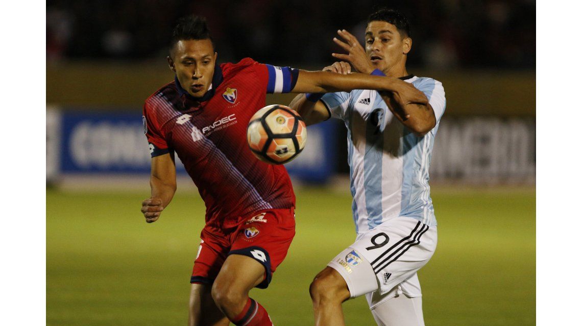 Fernando Zampedri pelea el balón con un rival Fernando Zampedri pelea el balón con un rival