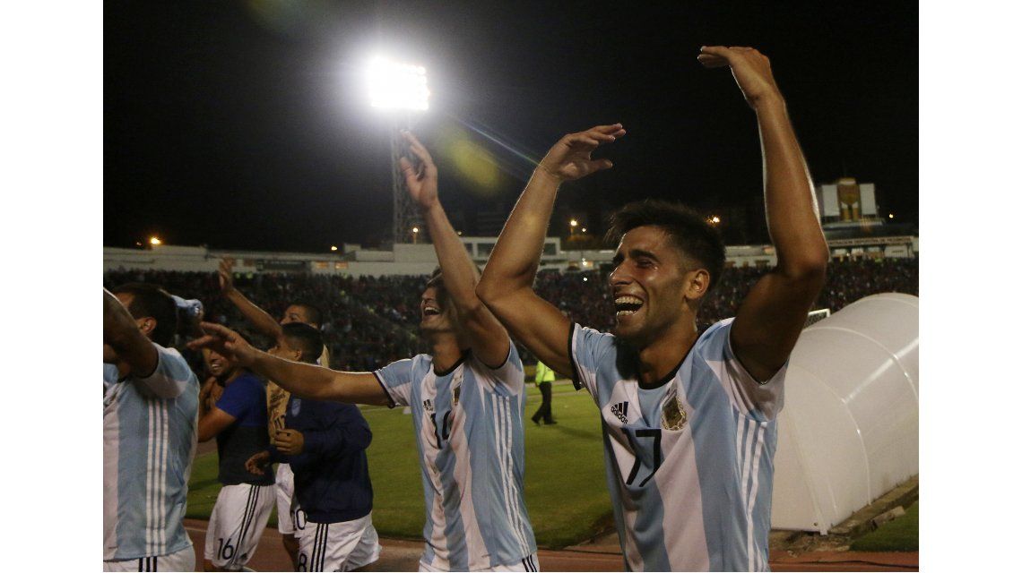 El festejo de los jugadores de Atlético Tucumán con sus hinchas El festejo de los jugadores de Atlético Tucumán con sus hinchas