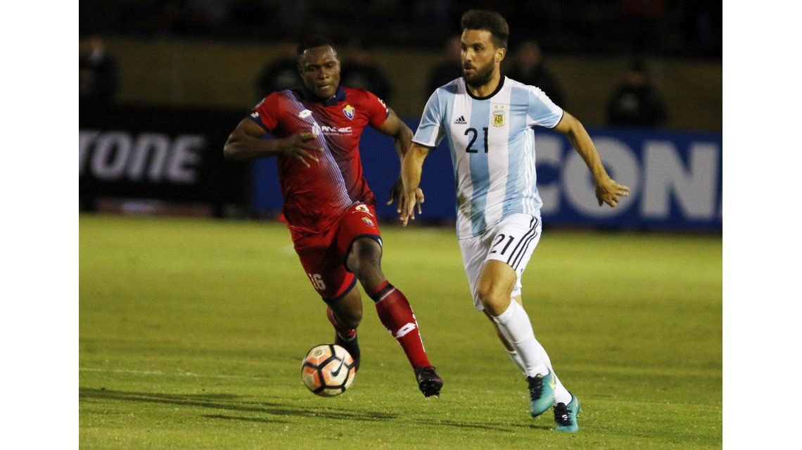 Ignacio Canuto se lleva la pelota ante la marca de un ecuatoriano Ignacio Canuto se lleva la pelota ante la marca de un ecuatoriano
