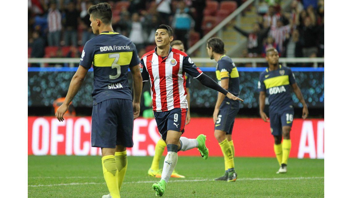 Alan Pulido celebra el gol del empate ante la desazón de los de Boca Alan Pulido celebra el gol del empate ante la desazón de los de Boca