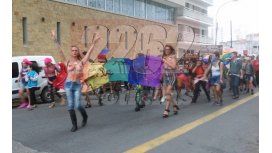 Masivo tetazo en Necochea a favor del topless Masivo tetazo en Necochea a favor del topless