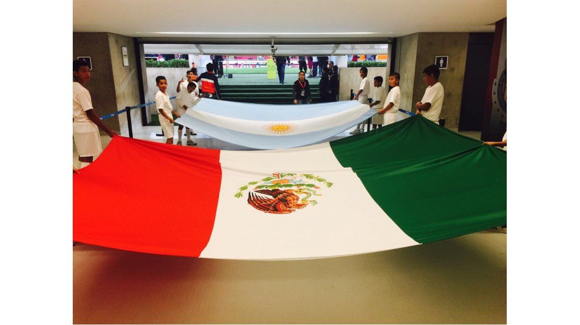 Banderas de México y Argentina en la previa del partido Banderas de México y Argentina en la previa del partido