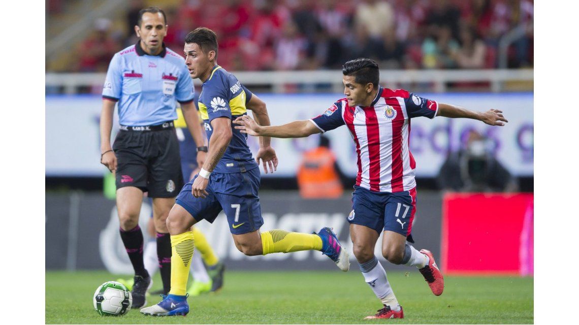 Cristian Pavón se lleva la pelota pese al intento de su rival Cristian Pavón se lleva la pelota pese al intento de su rival